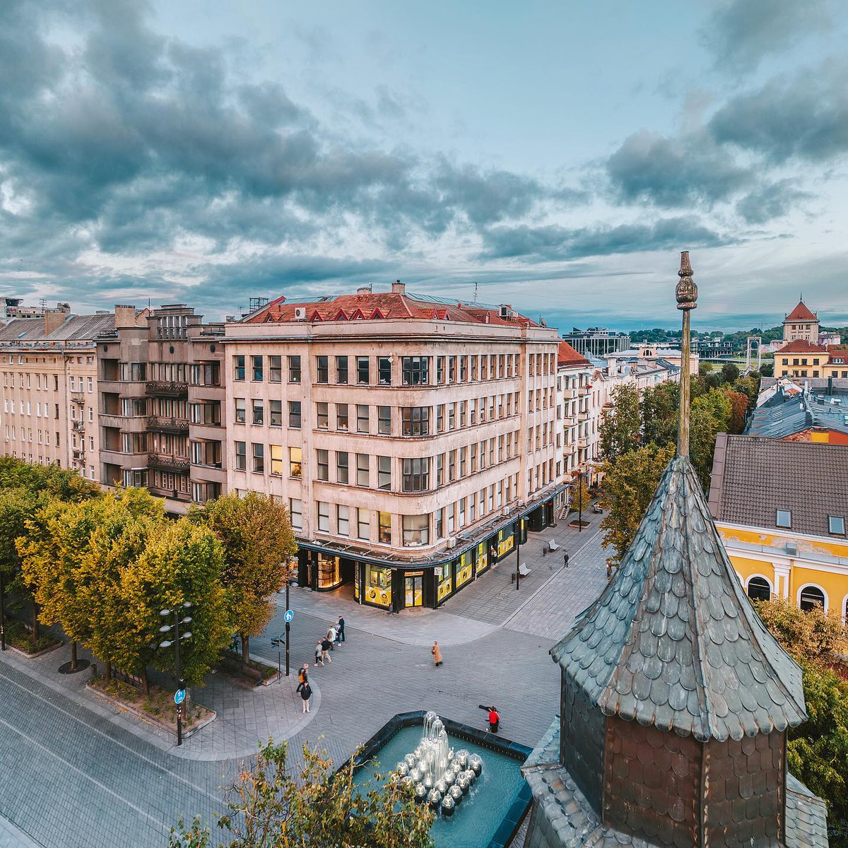 NejauNet's tweet photo. #Kaunas #Lithuania #Lietuva #dronas #Mavic3 #djimavic3 #kaunasaerial #kaunastic #autumn2022 #fontanas #laisvesaleja https://t.co/jSGOyoCCNx
