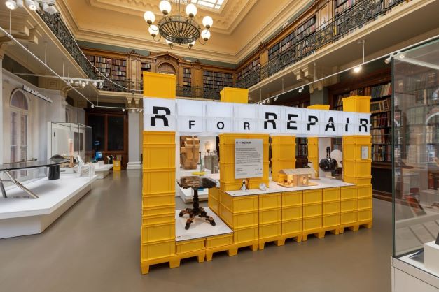 V_and_A's tweet image. From live glass blowing to monumental sculptures created from upcycled marine plastic waste, this year’s London Design Festival centres on the theme of transformation. Free and on until Sunday 25th September #LDF22