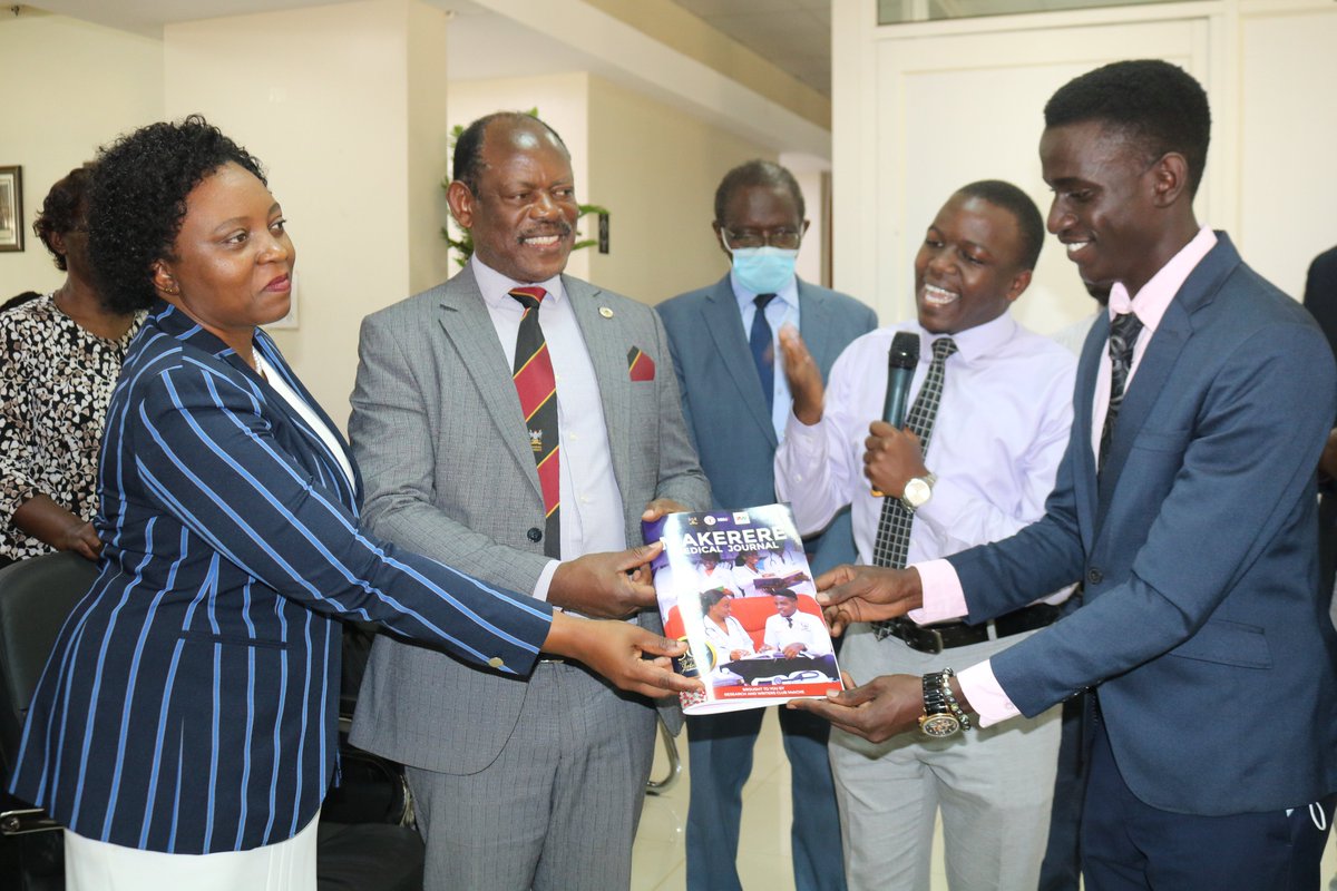 THRiVEDELTAS's tweet photo. The @Makerere Vice Chancellor, Prof. @ProfNawangwe also launched the Makerere Medical Journal (MMJ), an online &amp; in-print biomedical journal published by the Research &amp; Writer's Club @MakerereCHS. A hard copy of the journal was handed to the VC by @AsasiraIgnatiu2.👏🥳 https://t.co/BzeLoqvpkL
