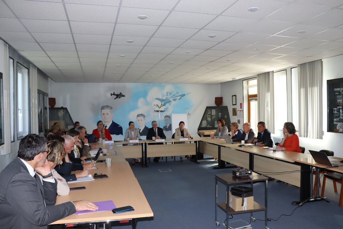 Prefet03's tweet photo. #Ecocentre
Valérie Hatsch, @Prefet03, a réuni le dernier COPIL du Contrat de Redynamisation du Site Défense à Varennes/Allier
✅ travail collaboratif Etat-Région-Département-Communes pour reconvertir ce site au service des entreprises, habitants et élus du bassin de vie https://t.co/GAjpRHn0Sx