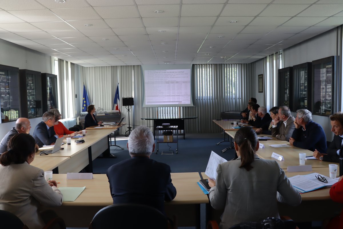 Prefet03's tweet photo. #Ecocentre
Valérie Hatsch, @Prefet03, a réuni le dernier COPIL du Contrat de Redynamisation du Site Défense à Varennes/Allier
✅ travail collaboratif Etat-Région-Département-Communes pour reconvertir ce site au service des entreprises, habitants et élus du bassin de vie https://t.co/GAjpRHn0Sx