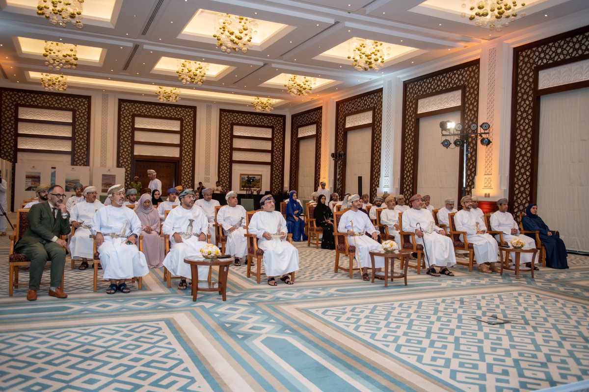 OmanNewsAgency's tweet photo. ترجمةً للأوامر السامية لجلالةِ السُّلطان المعظم ـ حفظه الله ورعاه ـ بتكليف بلدية مسقط بتنفيذ مشروع #ميدان_مطرح الفائز بالنسخة الأولى من جائزة بلعرب بن هيثم للتصميم المعماري، معالي السيد سعود بن هلال البوسعيدي محافظ مسقط يرعى حفل توقيع مذكرة تسليم المشروع. 

#العُمانية https://t.co/anSD154DIk