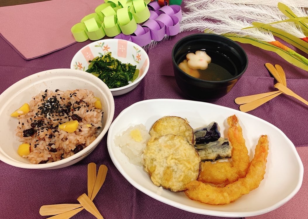 Welfare2018's tweet photo. 今月の行事食！
🦐🍆🍠の��ぷらと、🌰が入ったお赤飯を提供しました！

食欲の秋でもあります！もっと食べたい！と言って頂けるような食事提供を今後も目指して参ります！！

#介護老人保健施設 #老健 
#福祉 #介護 #介護福祉士 
#管理栄養士
#杉並区
#方南町 https://t.co/0mP3CYslWF