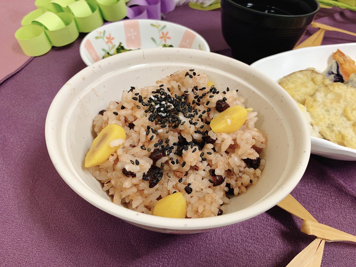 Welfare2018's tweet photo. 今月の行事食！
🦐🍆🍠の��ぷらと、🌰が入ったお赤飯を提供しました！

食欲の秋でもあります！もっと食べたい！と言って頂けるような食事提供を今後も目指して参ります！！

#介護老人保健施設 #老健 
#福祉 #介護 #介護福祉士 
#管理栄養士
#杉並区
#方南町 https://t.co/0mP3CYslWF