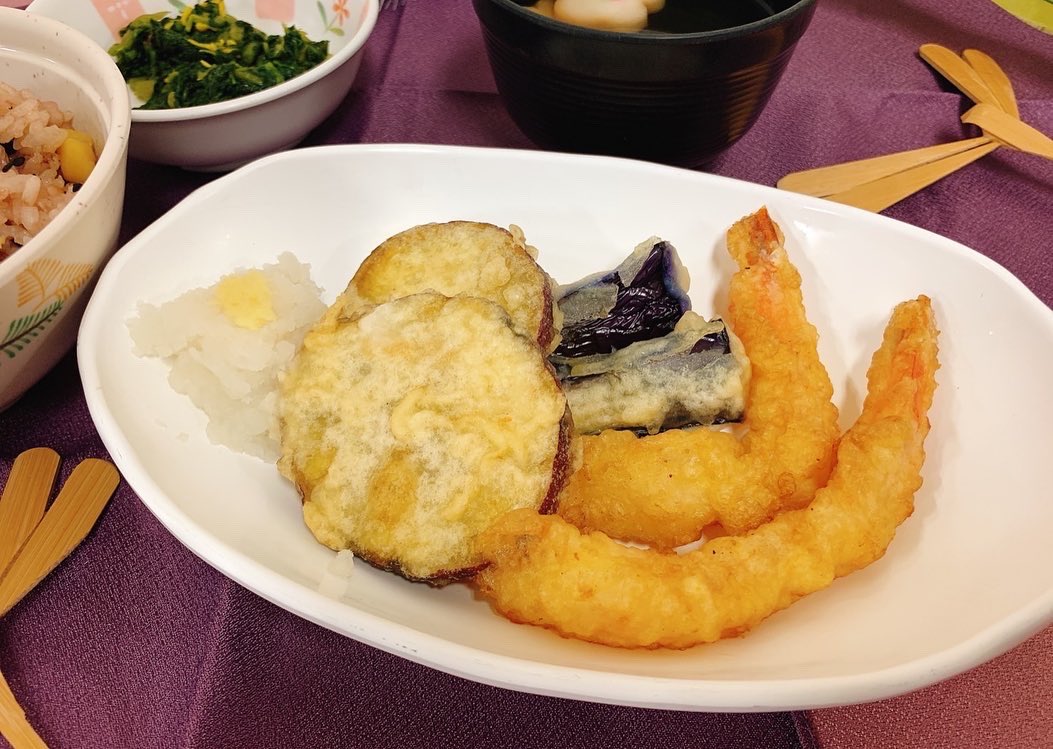Welfare2018's tweet photo. 今月の行事食！
🦐🍆🍠の��ぷらと、🌰が入ったお赤飯を提供しました！

食欲の秋でもあります！もっと食べたい！と言って頂けるような食事提供を今後も目指して参ります！！

#介護老人保健施設 #老健 
#福祉 #介護 #介護福祉士 
#管理栄養士
#杉並区
#方南町 https://t.co/0mP3CYslWF