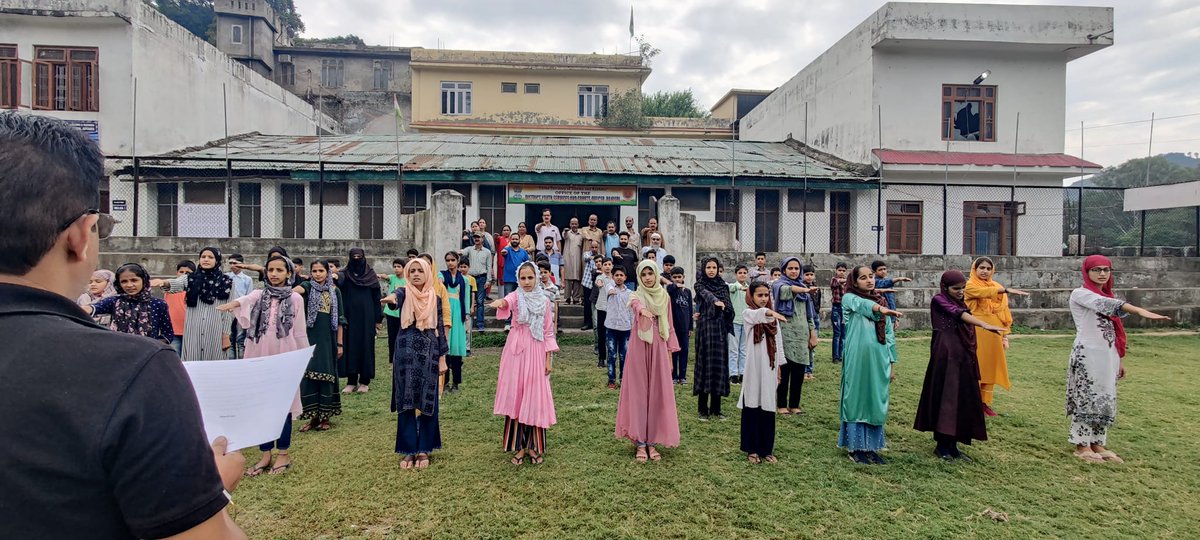 EGurdhan's tweet photo. #SWACHTAPLEDGE BY STUDENTS OF #EMRSGURDHANBALA #rajouri @jktribalmin @dmrajouri @TribalAffairsIn @listenshahid https://t.co/HUWSBKLcTc