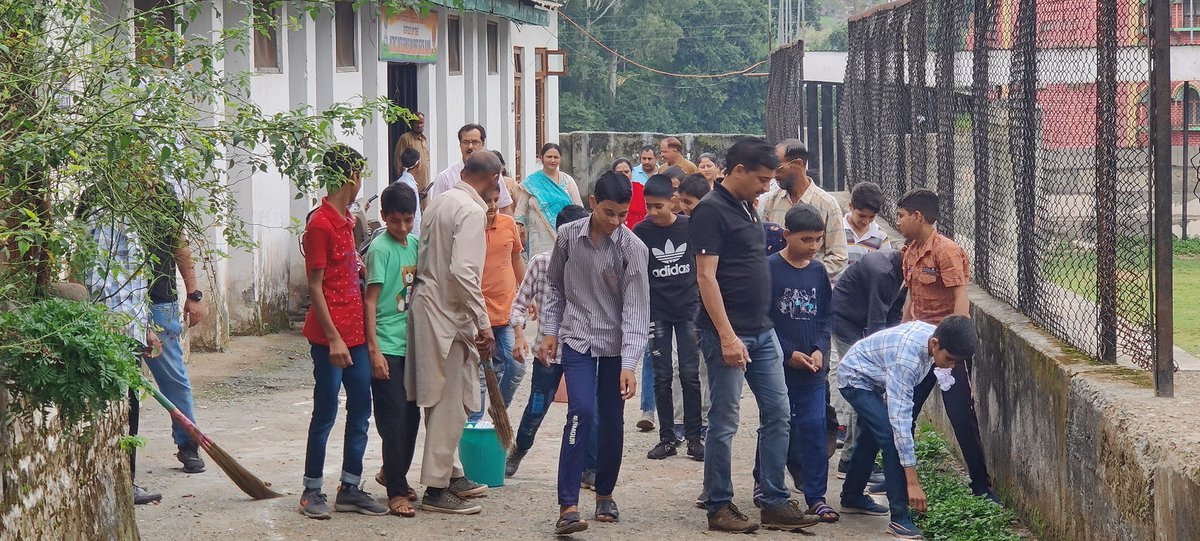 EGurdhan's tweet photo. #SWACHTAPLEDGE BY STUDENTS OF #EMRSGURDHANBALA #rajouri @jktribalmin @dmrajouri @TribalAffairsIn @listenshahid https://t.co/HUWSBKLcTc