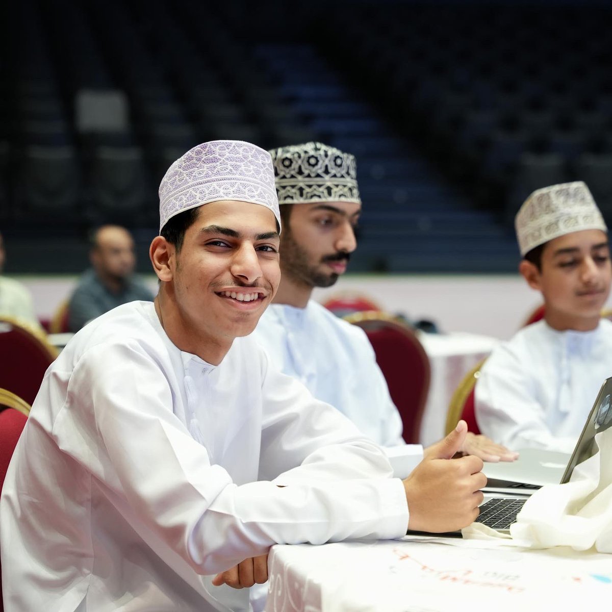 MEC_Oman's tweet photo. كجزء من سلسلة #سكلز قدمت أ.سميحة نجاح والدكتور فيكاس راو جلسة عملية مثرية حول تصور البيانات باستخدام أستوديو بيانات جوجل. 
حيث جمعت الورشة عددًا من طلبة المدارس الحكومية والخاصة في السلطنة، والتي تهدف إلى تعزيز المهارات لدى طلبة المدارس وتمكينهم لاكتساب أحدث مهارات المجال التقني. https://t.co/QXSvACkHa8