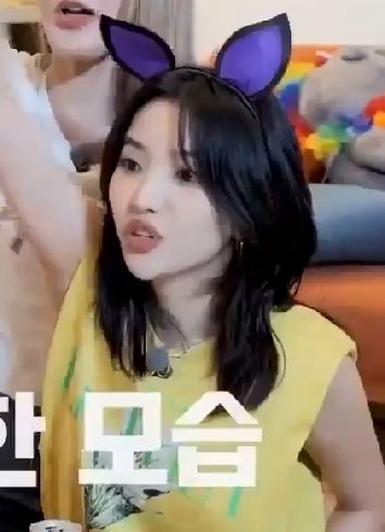 #여자아이들_방금모플러스 
아이들 리얼리티 컨텐츠 많이 나와서 너무 좋아요 😍  멤버들 성격이 다채로워 웃기고 또 우리애들 한 공간에 두기만 해도 웃겨서 재밌고 그룹 명 아이들 답게 햇님반 5명 아기들 너무 귀엽고.. 소연이는 어디서 저런 머리띠를 찾아서 쓴건지 소연아 언니죽는다...