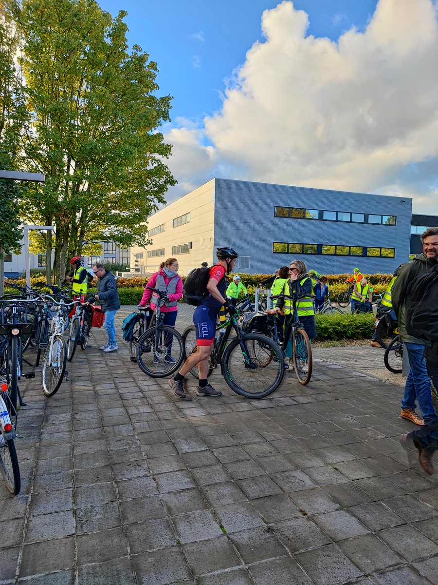 rob_televisie's tweet photo. Honderdtal werknemers van bedrijven op industrieterrein #Haasrode fietsen samen naar het werk. Het is een initiatief van bedrijventerreinvereniging C-valley voor week van mobiliteit, om mensen aan te zetten vaker de fiets te nemen #robnieuws #robtv https://t.co/JogAPkg9k0