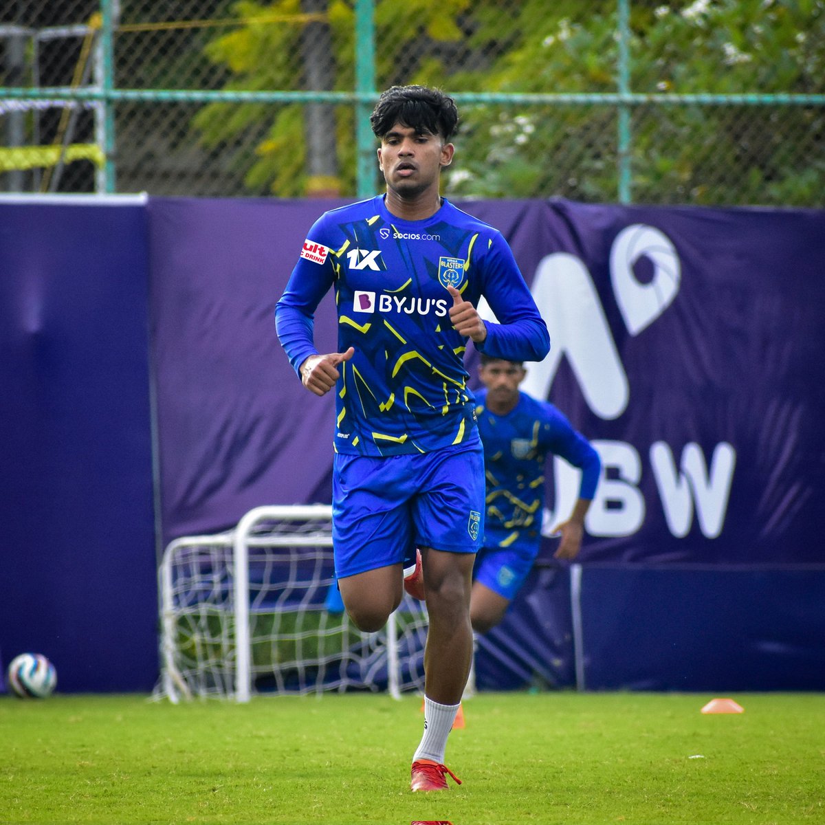 KeralaBlasters's tweet photo. 𝗠𝗼𝘃𝗶𝗻𝗴 𝘂𝗽 𝘁𝗵𝗲 𝗿𝗮𝗻𝗸𝘀! 👊⚽

Welcome to the First Team Camp, boys! 💛

 #ഒന്നായിപോരാടാം #KBFC https://t.co/FHBSBZEMSe