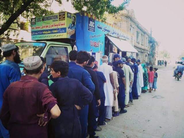 saqibmuhajir's tweet photo. کراچی والوں آنکھیں کھولو 
جب بنا کام کاج کے #بکرا_مرغی_بریانی ملیگی تو نا ہی کوئی کراچی چھوڑ کر جائیگا اور نہ روزی کمانے میں محنت ہوگی۔۔ بس چوری ڈکیتی ہوگی اور یہی کا ڈومیسائل بنےگا اور مقامی بنادیا جائیگا کسی فاؤنڈیشن کو دینے سے بہتر اپنے اردگرد کی مدد کرو #جاگ_کراچی_مہاجرجاگ https://t.co/iTx8aNq5G9