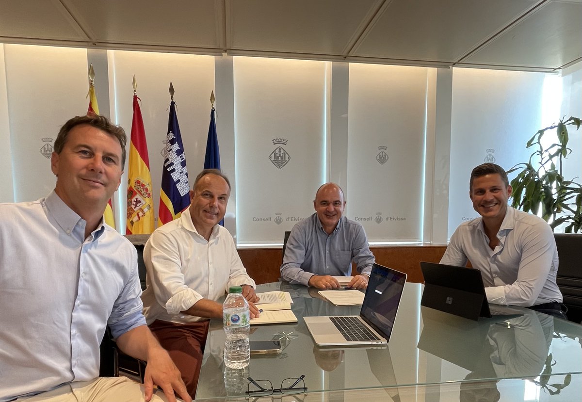 BalevalIB's tweet photo. Nuestro presidente, @Othman_Ktiri se ha reunido con el presidente del @Consell_Eivissa, Vicent Marí en la sede del Consell. Una constructiva reunión de trabajo en la que Ktiri estuvo acompañado por @jbarahonaf, presidente de @Feneval y Alejandro Constantino, de #K10RentaCarIbiza https://t.co/Xv9hAPbUSA