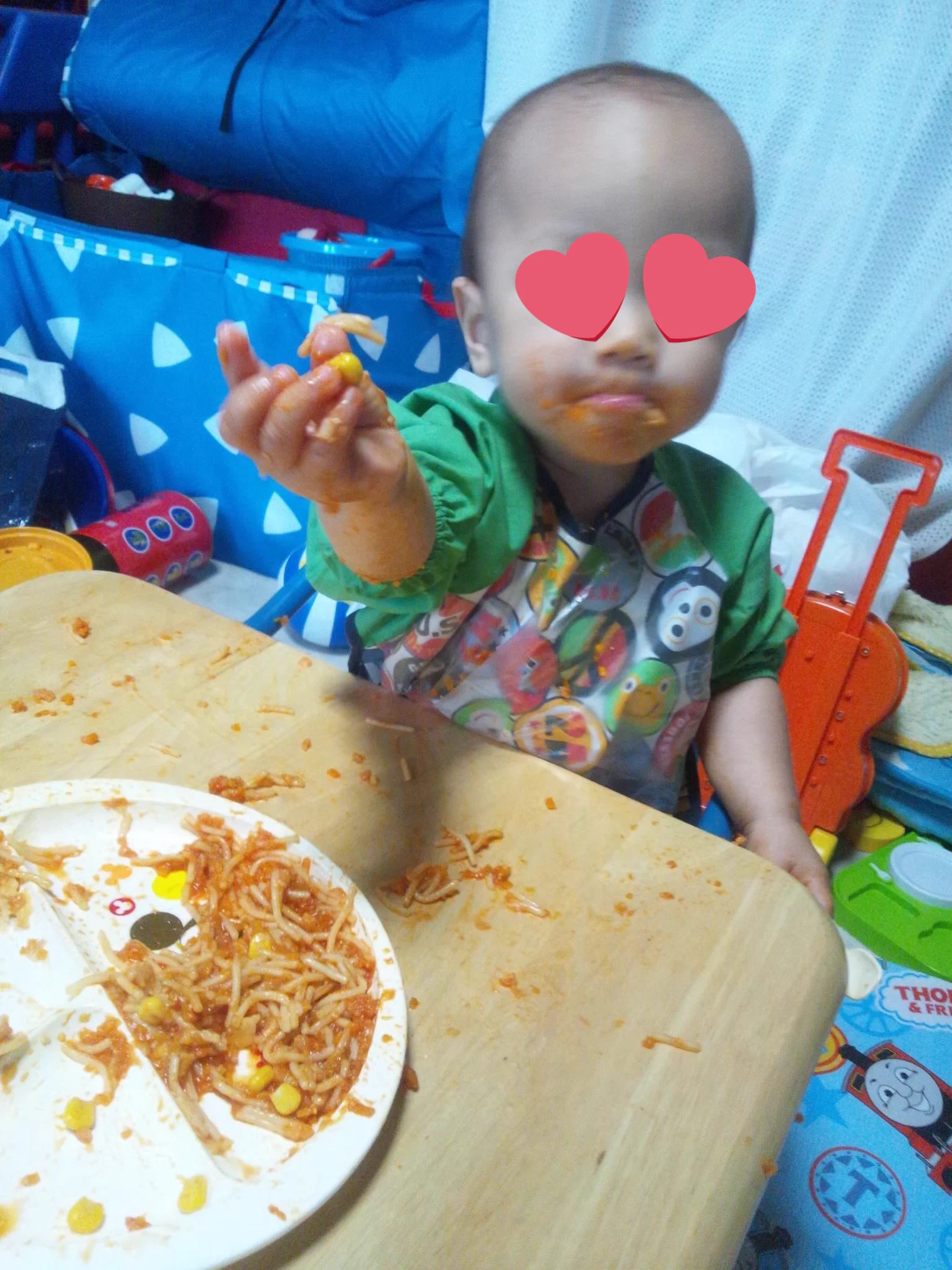 @NinpuUk うちの子も小さい頃ベタベタになりながら食べてました🍝笑
床はレジャーシートでカーペットの汚れ防止とお食事エプロン付けて後は好きなように食べさせてました☺ 