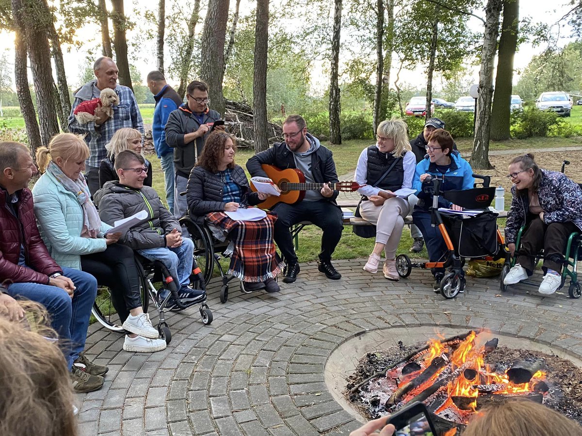 PodajDalej_Fund's tweet photo. Wspaniałe zakończenie lata w towarzystwie polsko-ukraińskim. Dziękujemy za obecność i piękny wspólny czas ♥️ za pyszne słodkości #homemade, za entuzjazm i zaangażowanie w zadania 🤩 za śpiewy przy ognisku 🎶 🔥🎶
#fundacjapodajdalej #dreamteam #piknik #pomocukrainie #idziejesień https://t.co/6RvVwUdDGA
