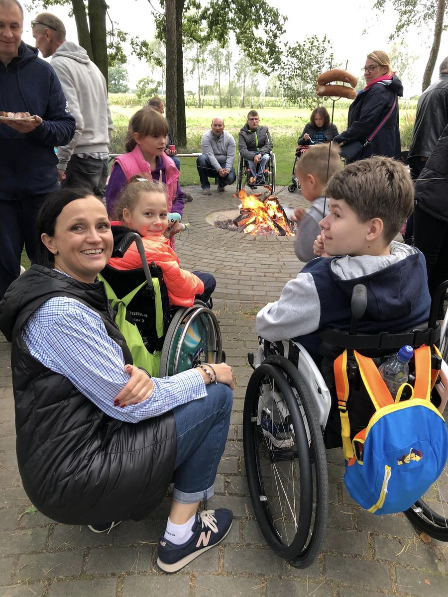 PodajDalej_Fund's tweet photo. Wspaniałe zakończenie lata w towarzystwie polsko-ukraińskim. Dziękujemy za obecność i piękny wspólny czas ♥️ za pyszne słodkości #homemade, za entuzjazm i zaangażowanie w zadania 🤩 za śpiewy przy ognisku 🎶 🔥🎶
#fundacjapodajdalej #dreamteam #piknik #pomocukrainie #idziejesień https://t.co/6RvVwUdDGA