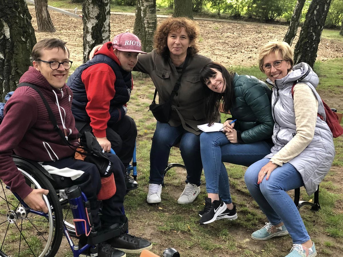 PodajDalej_Fund's tweet photo. Wspaniałe zakończenie lata w towarzystwie polsko-ukraińskim. Dziękujemy za obecność i piękny wspólny czas ♥️ za pyszne słodkości #homemade, za entuzjazm i zaangażowanie w zadania 🤩 za śpiewy przy ognisku 🎶 🔥🎶
#fundacjapodajdalej #dreamteam #piknik #pomocukrainie #idziejesień https://t.co/6RvVwUdDGA