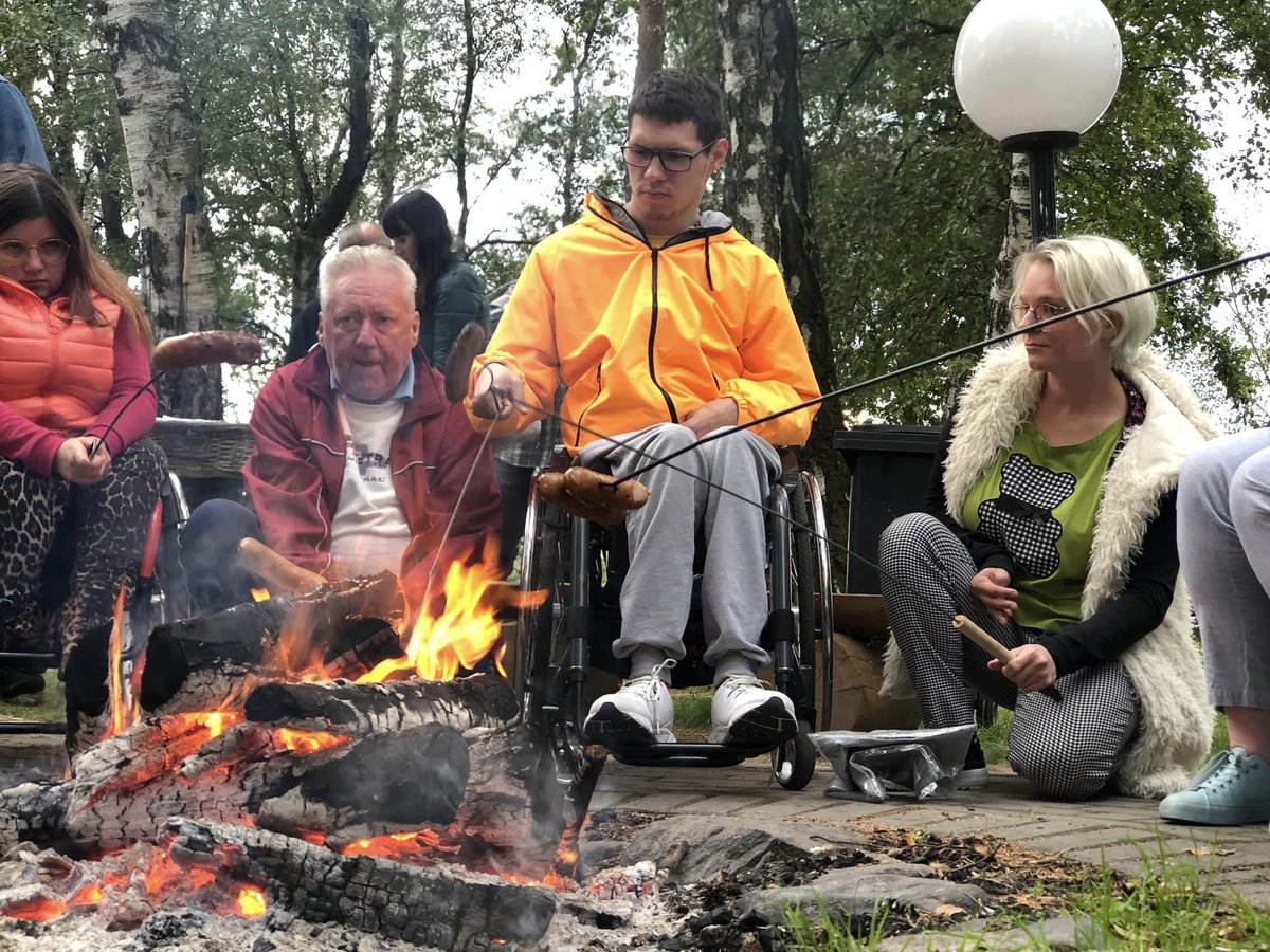 PodajDalej_Fund's tweet photo. Wspaniałe zakończenie lata w towarzystwie polsko-ukraińskim. Dziękujemy za obecność i piękny wspólny czas ♥️ za pyszne słodkości #homemade, za entuzjazm i zaangażowanie w zadania 🤩 za śpiewy przy ognisku 🎶 🔥🎶
#fundacjapodajdalej #dreamteam #piknik #pomocukrainie #idziejesień https://t.co/6RvVwUdDGA