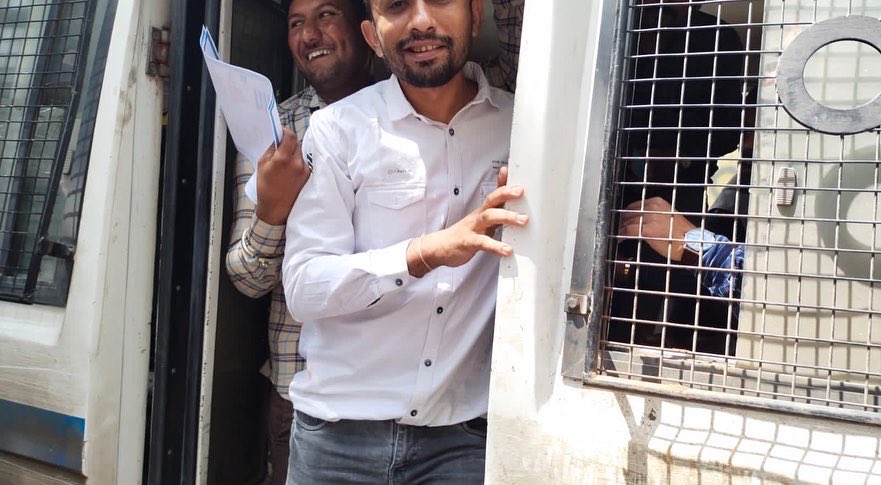 cachetankamani2's tweet photo. આમ આદમી પાર્ટી શિક્ષણ સેલ રાજકોટ અને વિદ્યાર્થી સંગઠન CYSS સાથે નગર પ્રાથમિક શિક્ષણ સમિતિ માં થઇ રહેલ ભ્રસ્ટાચાર અનુસંધાને રજુવાત કરવા જતા પોલીસ દ્વારા ધરપકડ કરવામાં આવી.@AAPGujarat @Gopal_Italia @SandeepPathak04 @isudan_gadhvi https://t.co/225CeBkjAY