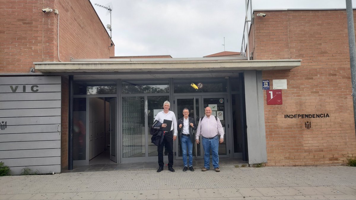 KS1 is starting the day in Vic.
ESlTL project.