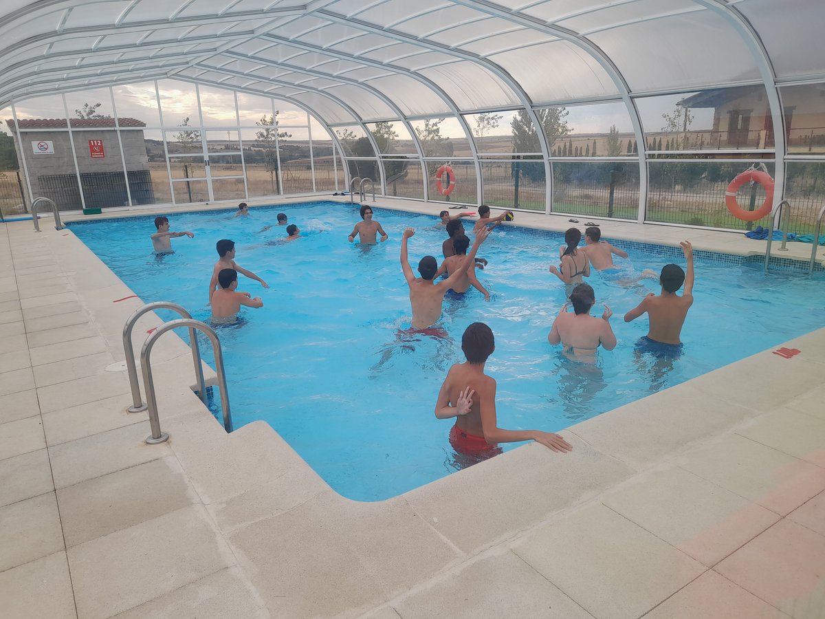 ColegiosElValle's tweet photo. ¡Ayer una pequeña #tormenta ⛈️ no nos quitó las ganas de pegarnos un #baño en el @anemiliohurtado ! 🩲👙
#ColegiosElValle #VB #3ESO #Convivencias #PiscinaCubierta #PiscinaClimatizada #AuladeNaturalezaEmilioHurtado #ElValle https://t.co/qc1MDFbEhD