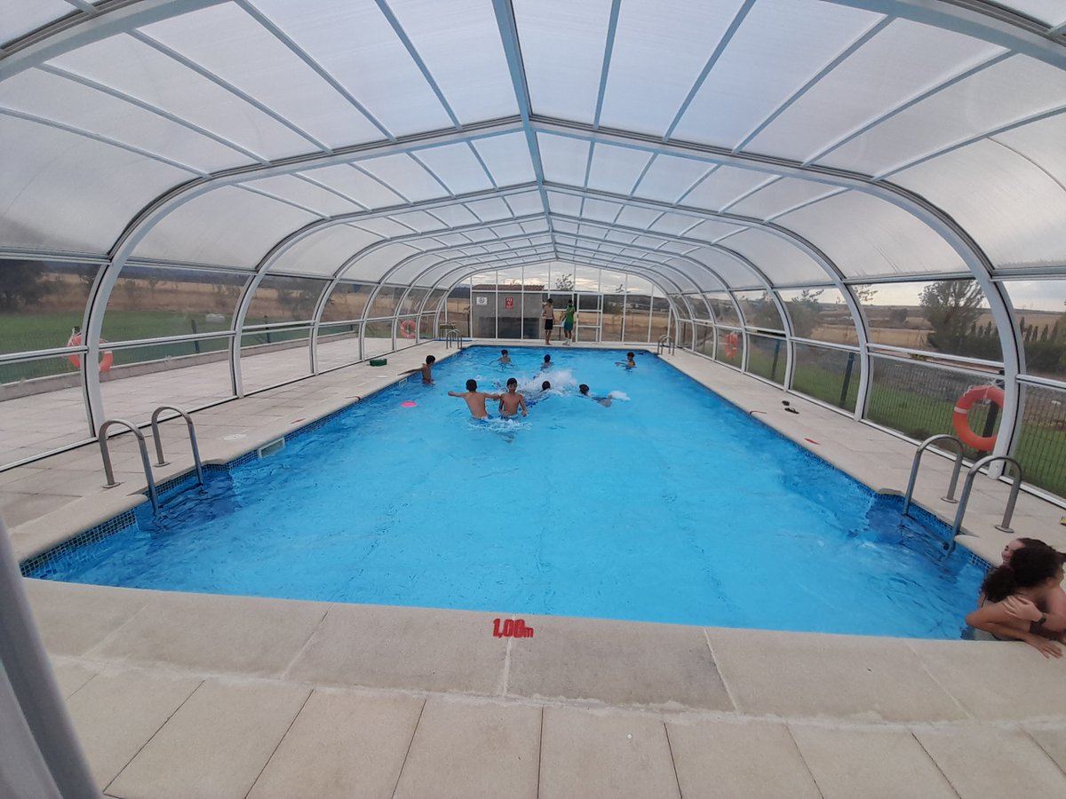 ColegiosElValle's tweet photo. ¡Ayer una pequeña #tormenta ⛈️ no nos quitó las ganas de pegarnos un #baño en el @anemiliohurtado ! 🩲👙
#ColegiosElValle #VB #3ESO #Convivencias #PiscinaCubierta #PiscinaClimatizada #AuladeNaturalezaEmilioHurtado #ElValle https://t.co/qc1MDFbEhD