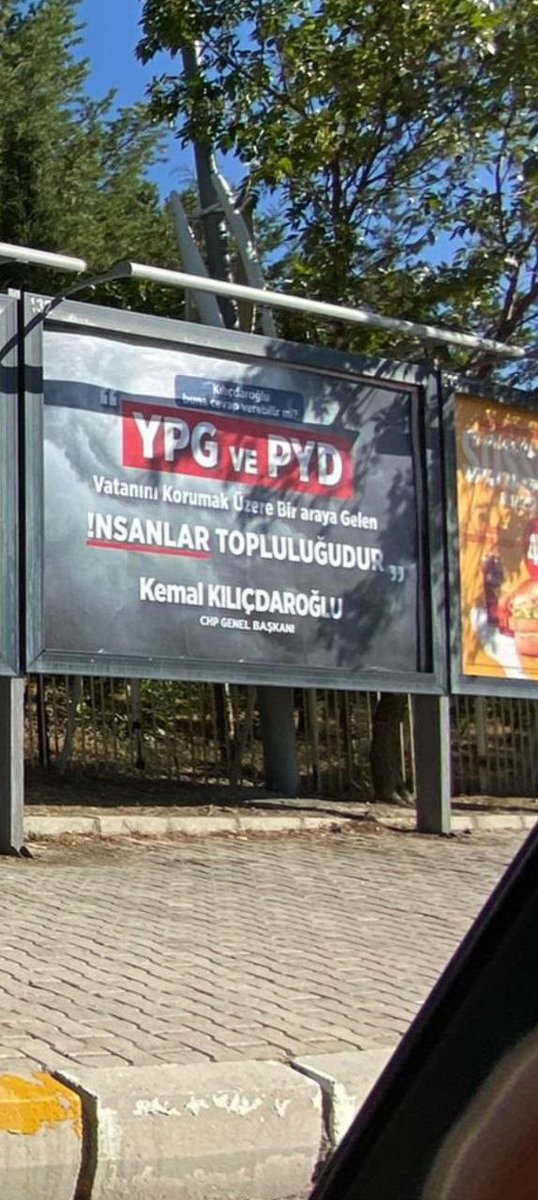 Elazığ'a giden Kılıçdaroğlu,
CHP'lilerin sözlerinin yazılı olduğu afişlerle karşılandı.

Sorulara yanıt veremeyen Kılıçdaroğlu, çareyi reklam panosunun önünde poz verdi.

BİR BİLMECEMİZ VAR #OperasyonÇocuğuKim