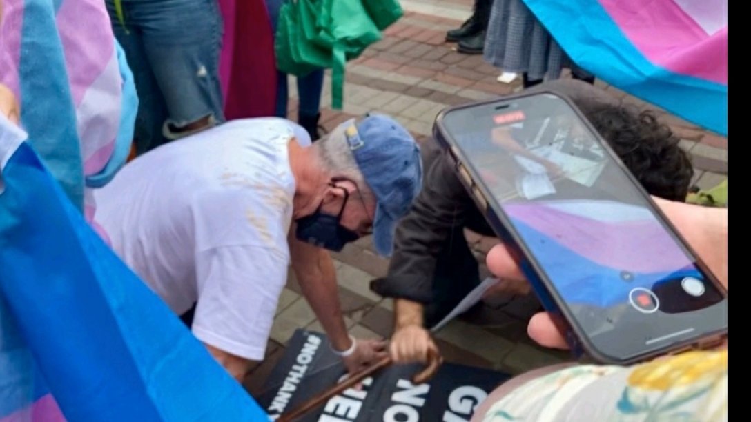 lgbasociacion's tweet photo. Fred Sargeant, veterano de Stonewall y cofundador del primer Orgullo, ha sido agredido por transactivistas durante el Orgullo de Burlington.

Que el colectivo abecedario silencie y ataque a quienes iniciaron nuestra lucha, es una clara muestra de que lo queer es homofobia. https://t.co/7zb8TxAtta