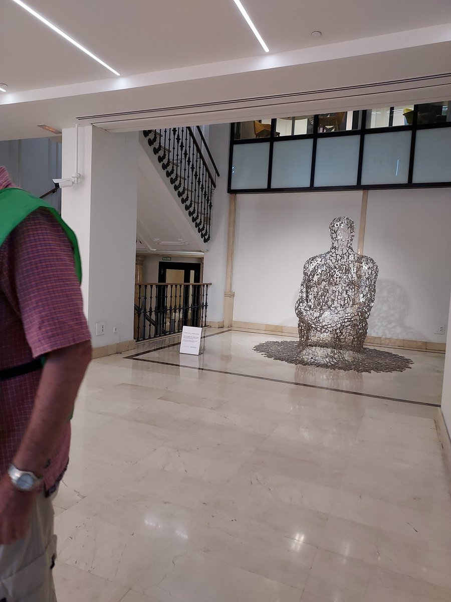 Hola <a href="/SomosABANCA/">ABANCA</a>,

Estamos aquí con Antonio. Él y su mujer tienen 69 y 74 años, ella está enferma de cáncer y les desahuciáis el jueves por la mañana.

No nos vamos mientras no nos atiendan y nos garanticen que el jueves #AntonioSeQueda en su casa.