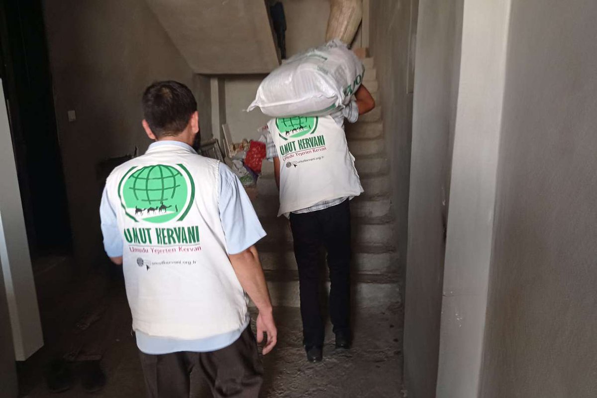 umutkervanivkf's tweet photo. Kâhta Umut Kervanı, yetim ve ihtiyaç sahibi aileleri ziyaret ederek; Gıda kolisi ve Öğrencilere kırtasiye seti ulaştırdı. https://t.co/sdUmBzK2uZ