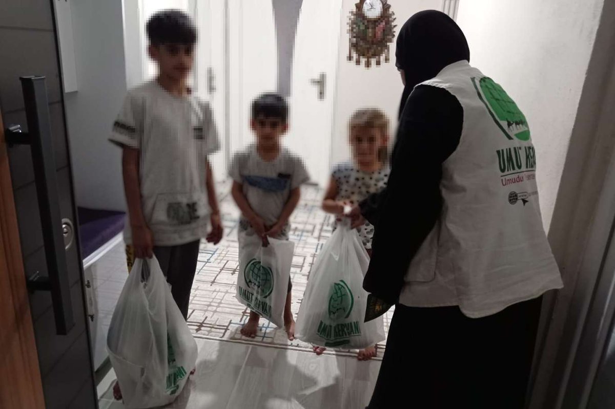 umutkervanivkf's tweet photo. Kâhta Umut Kervanı, yetim ve ihtiyaç sahibi aileleri ziyaret ederek; Gıda kolisi ve Öğrencilere kırtasiye seti ulaştırdı. https://t.co/sdUmBzK2uZ