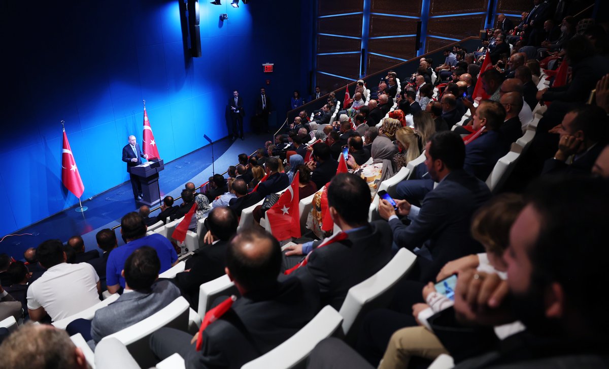 RTErdogan's tweet photo. ABD’de yaşayan vatandaşlarımızla Amerika’daki gururumuz olan Türkevi’nde gönüllerimizi buluşturan, hasbihâl etmemize, hasret gidermemize vesile olan güzel bir buluşma gerçekleştirdik.

İlgileri, ahde vefaları için her bir kardeşime teşekkür ediyorum. 🇹🇷 https://t.co/QiIKSp1jwr