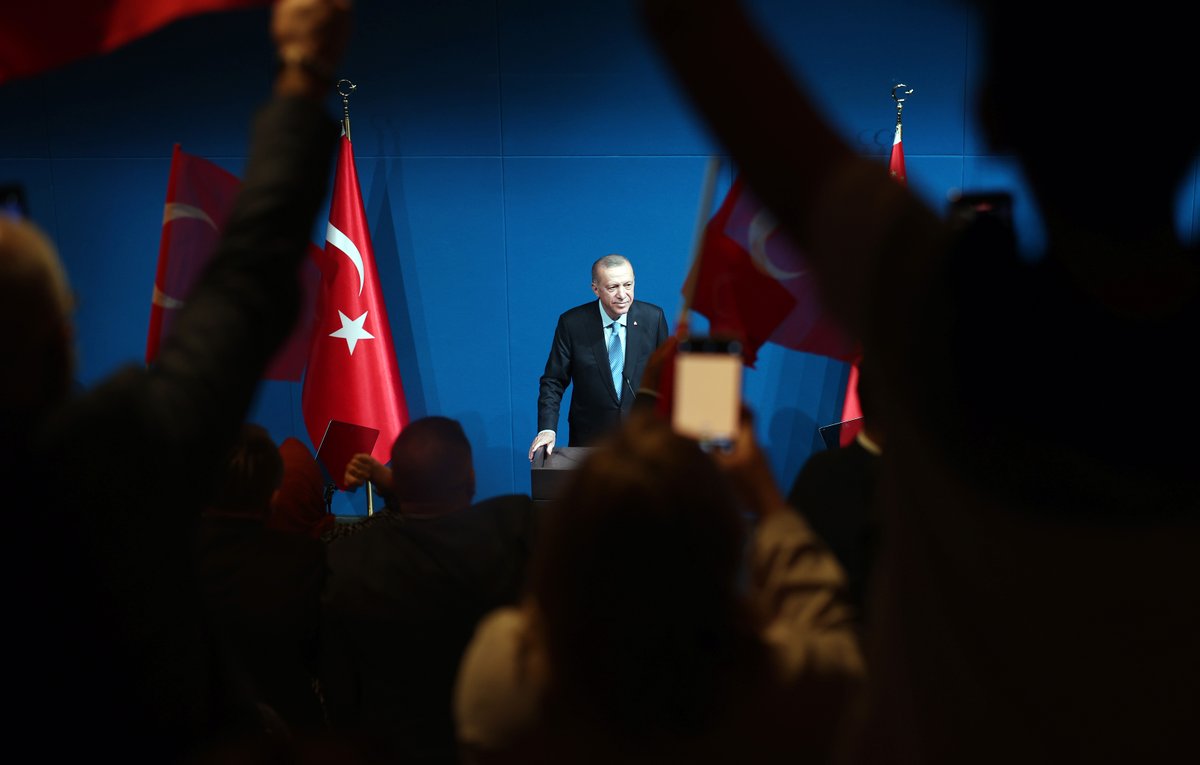 RTErdogan's tweet photo. ABD’de yaşayan vatandaşlarımızla Amerika’daki gururumuz olan Türkevi’nde gönüllerimizi buluşturan, hasbihâl etmemize, hasret gidermemize vesile olan güzel bir buluşma gerçekleştirdik.

İlgileri, ahde vefaları için her bir kardeşime teşekkür ediyorum. 🇹🇷 https://t.co/QiIKSp1jwr