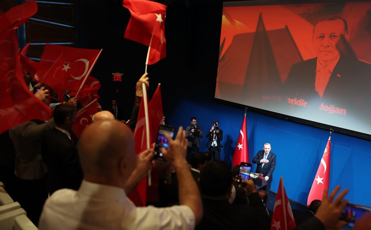 RTErdogan's tweet photo. ABD’de yaşayan vatandaşlarımızla Amerika’daki gururumuz olan Türkevi’nde gönüllerimizi buluşturan, hasbihâl etmemize, hasret gidermemize vesile olan güzel bir buluşma gerçekleştirdik.

İlgileri, ahde vefaları için her bir kardeşime teşekkür ediyorum. 🇹🇷 https://t.co/QiIKSp1jwr