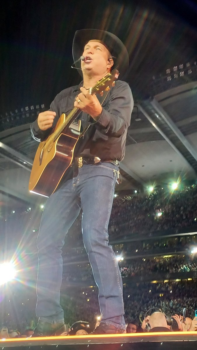 After an EPIC 5 nights live <a href="/IanDempsey/">Ian Dempsey</a> I couldn't help but sing along to your 8.30 update 'it's 8.30 in the morning...  to the tune of thunder rolls <a href="/garthbrooks/">Garth Brooks</a> #WhatDoWeDoWithOurLivesNow #LifeInSongs