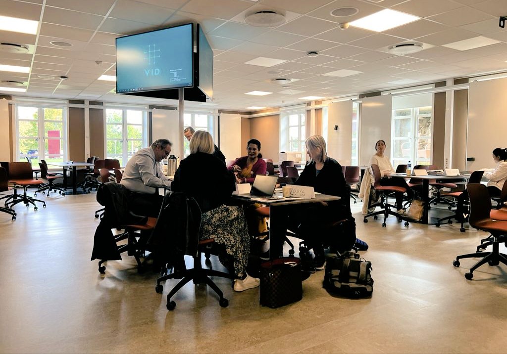 profdrmnilhan's tweet photo. #ERASMUSK2 Capacity Building #DVINE projemiz kapsamında Çalıştay ve Saha Ziyaretleri için #Norveç #Oslo @VIDUniversity'deyiz.
Çalıştay Üniversitemiz sunumu ile başladı, Finlandiya, Norveç, Nepal, Vietnam Üniversiteleri sunumlarıyla interaktif olarak devam ediyor.
@Gazi_Universite https://t.co/OVYihhPyGc