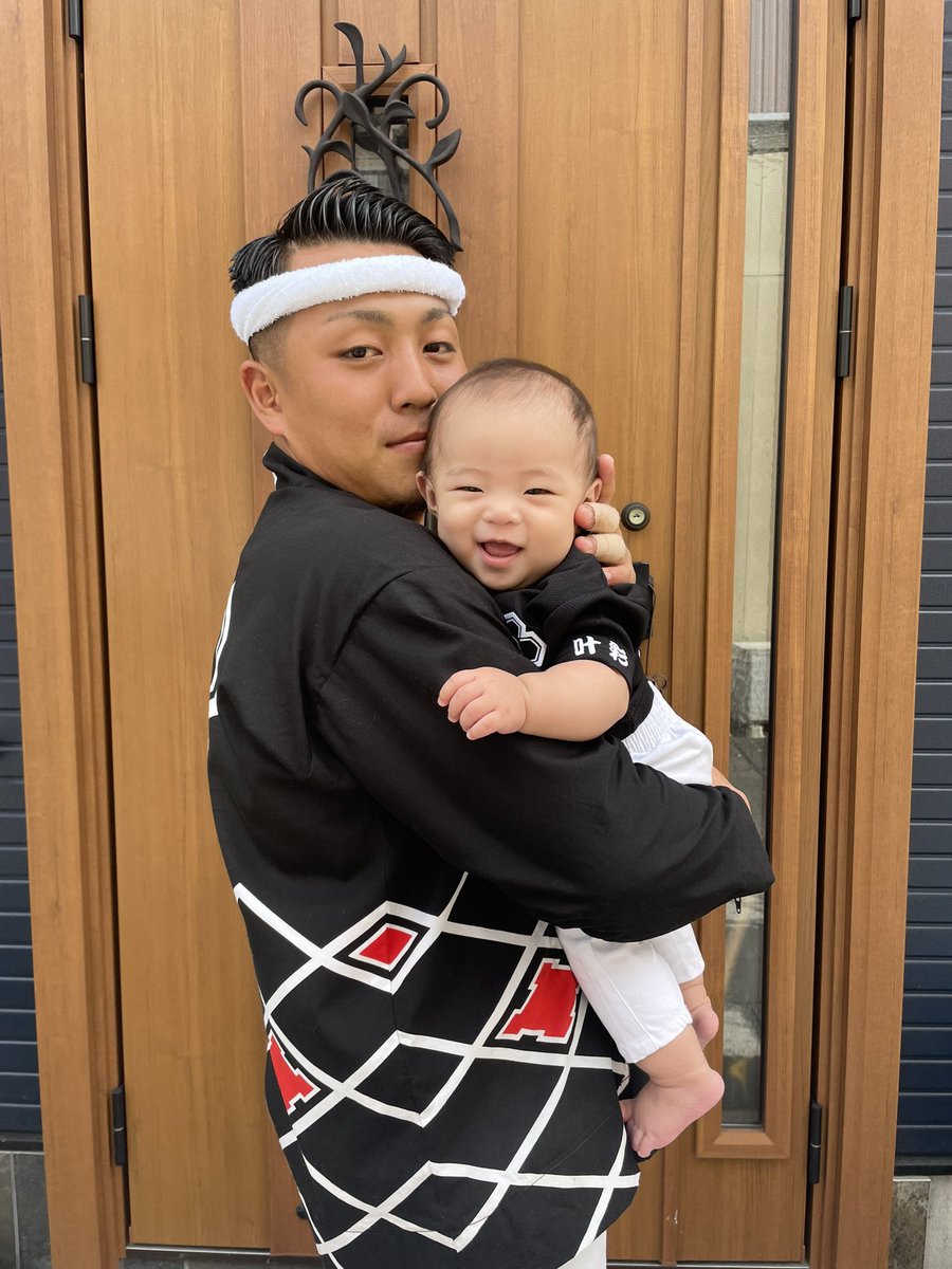 lan__7no's tweet photo. パパお疲れ様〜〜👨🏽🤎☝🏾
去年は2人で歩いてた夜が今年は３人👶🏻
一年あっちゅうま〜❣️
１０月の祭りが終わったら家族サービスいっぱいしてもらわんと🫣💸🧡 https://t.co/xIKdVY8THI
