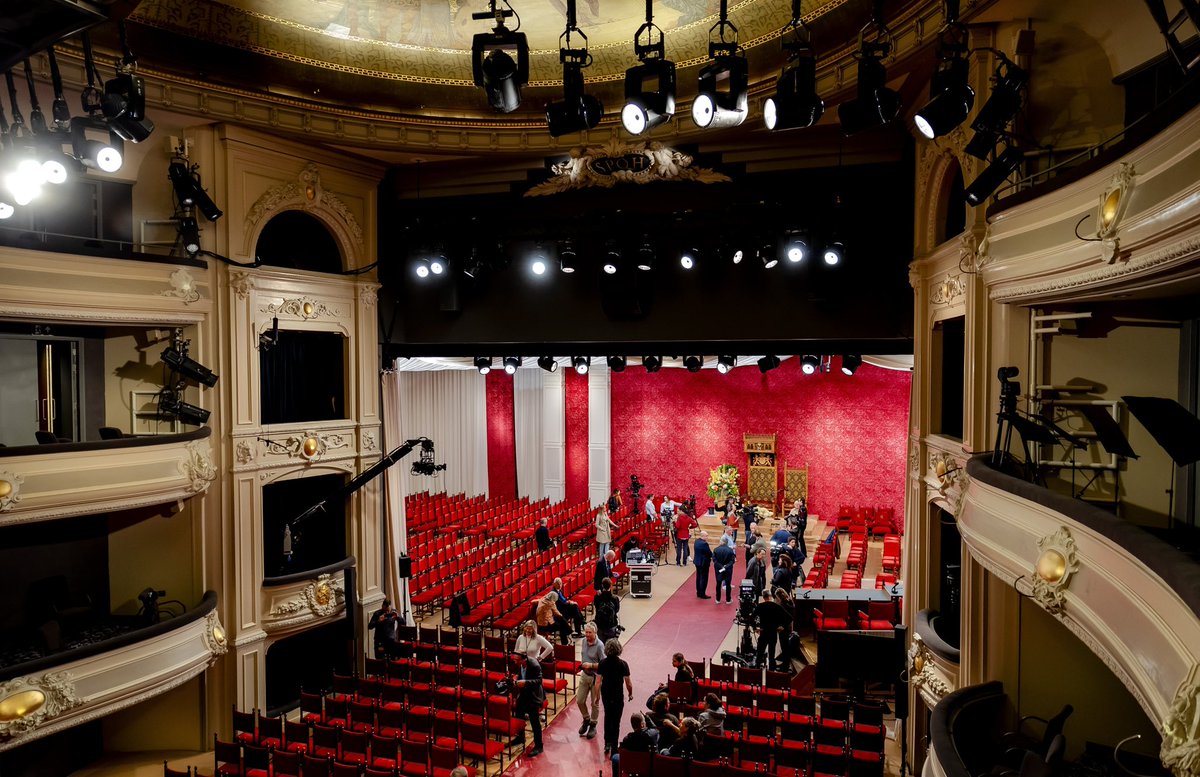 Vandaag is het #Prinsjesdag! De Eerste en Tweede Kamer komen bijeen om het nieuwe werkjaar te openen in een Verenigde Vergadering der Staten-Generaal in de Koninklijke Schouwburg. De Koning spreekt de Troonrede uit. Kijk om 12.30 uur naar NPO 1 en via npo.nl/live