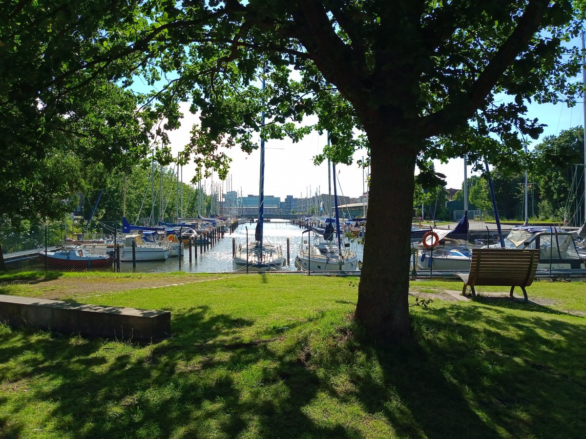 Geestemünde-Platz am Yachthafen

Hier liegen rund 180 Yachten, die man gemütlich sitzend betrachten kann. Eine Information über den Weser Yacht Club: Er wurde schon 15 mal mit der Blauen Flagge von der Deutschen Gesellschaft  für Umwelterziehung ausgezeichnet. ⛵️
