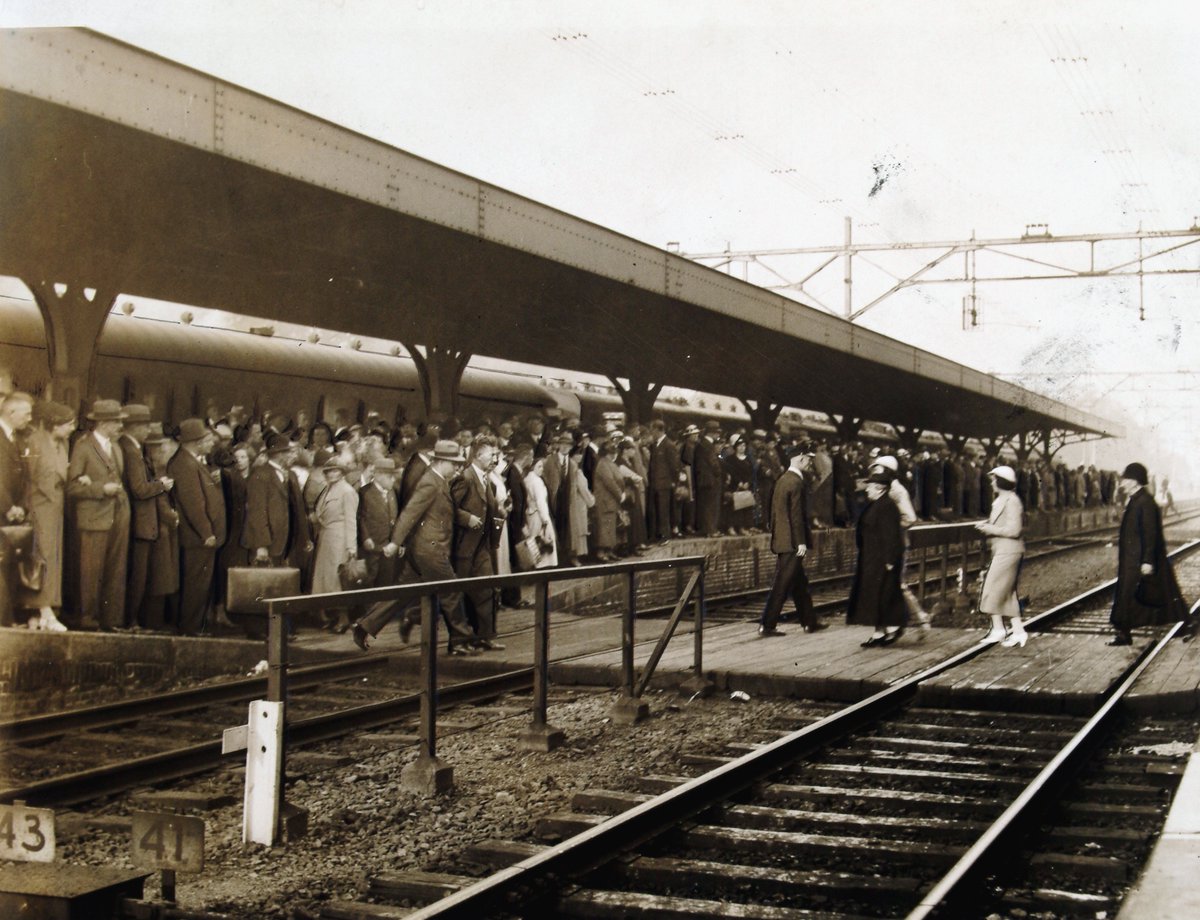 PRINSJESDAG | Met de trein

Al sinds de negentiende eeuw viert Nederland Prinsjesdag. Veel mensen reizen dan af naar Den Haag. Op deze foto zien we Dordtenaren die wachten op de trein op Prinsjesdag 1936. 
.
.
#prinsjesdag2022 #prinsjesdag #politiek #troonrede #denhaag #dordrecht