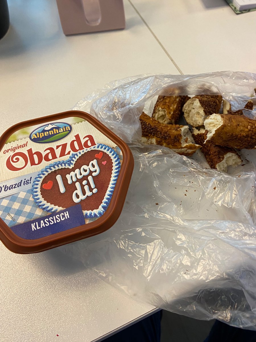 eziksever99's tweet photo. Daha gitmeden bana gelen Bayerische tatlar 🥯❤️🔥😍🇩🇪🧄🧀
#obazda #bayerischesRezept #obatzter https://t.co/BQ1GAn0F44