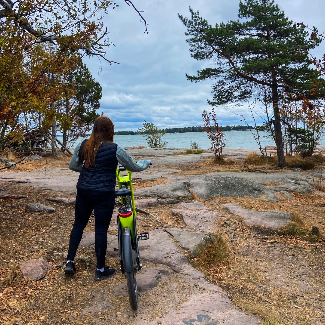 HelFreebike's tweet photo. Tänään vietetään Kansainvälistä auton vapaapäivää! 🌍 💚🚴‍♀️

Tänään on siis täydellinen päivä taittaa työ- tai koulumatka jalan, pyöräillen tai vaikka skeitaten, tyyli on vapaa! 🛹

Freebike-sähköpyörän saat käyttöösi helposti, ilman sovellusta, maksa lähimaksulla ja aja! ⚡ https://t.co/5k8Pa9bDzJ