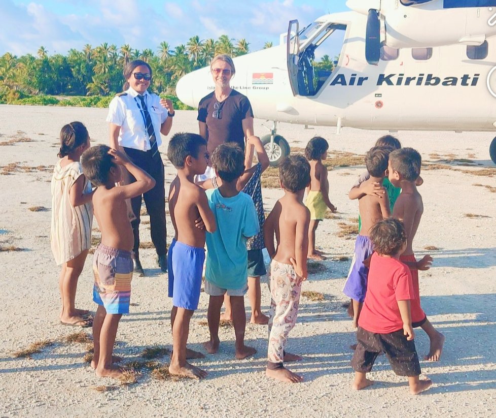 mytagimoucia's tweet photo. On the island of Maiana late this afternoon (with Tim's fans) 😁 👪👩‍👩‍👧‍👧  Nice to finally meet @climateresildev who came on our return flight to base #Kiribati 🇰🇮 https://t.co/ZYc2MVOpcn