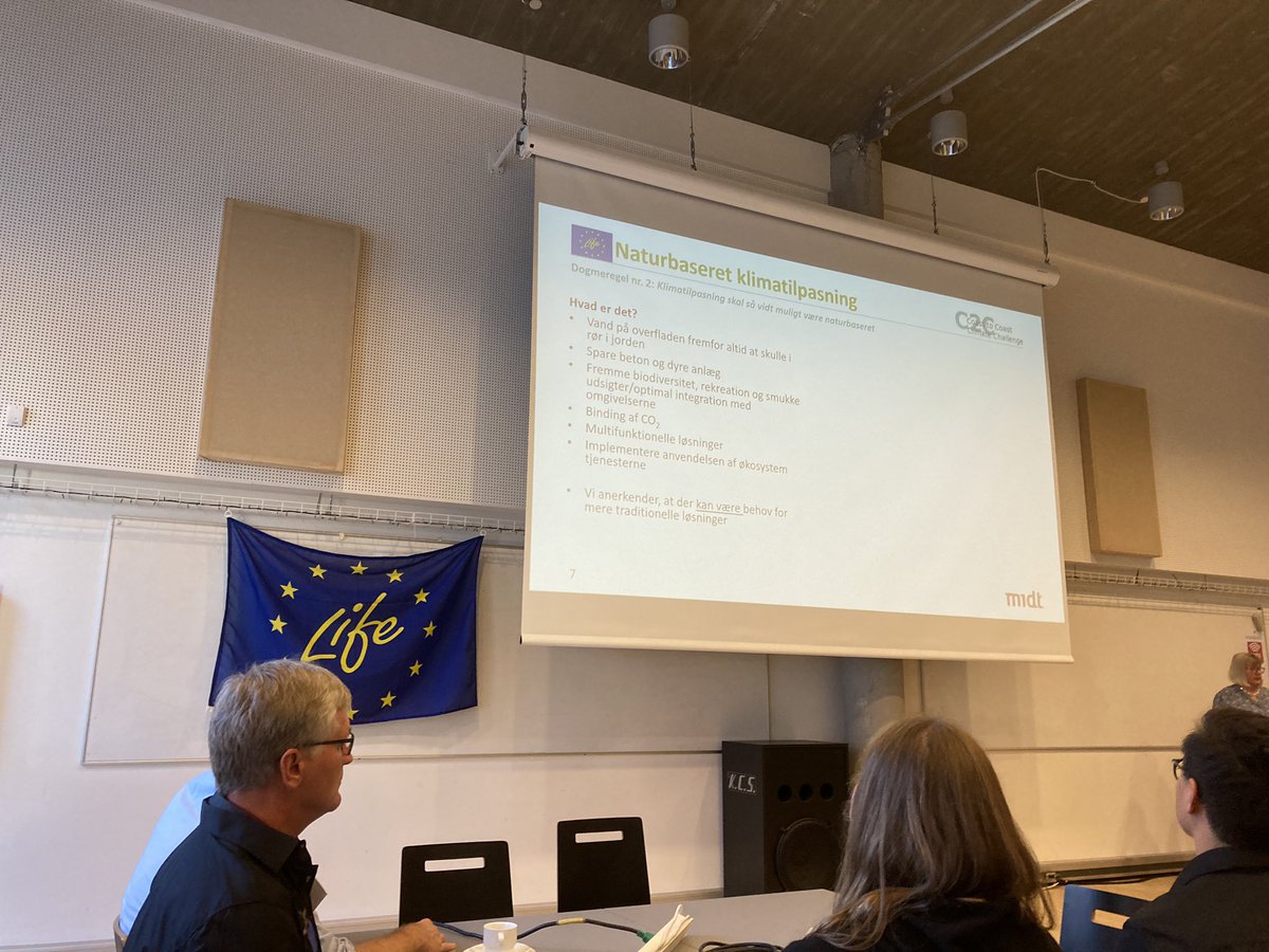 ARCHAEOfelix's tweet image. Jeg er ved #C2CCC afslutningskonferencen, ledt af @RegionalUdvMidt @Region_Midt @DortheSelmer mm - et af resultaterne er vores dogmeregler for klimatilpasning: langsigtet, helhedsorienteret, naturbaseret, tværgående. Stærkt! 💪🌧☀️