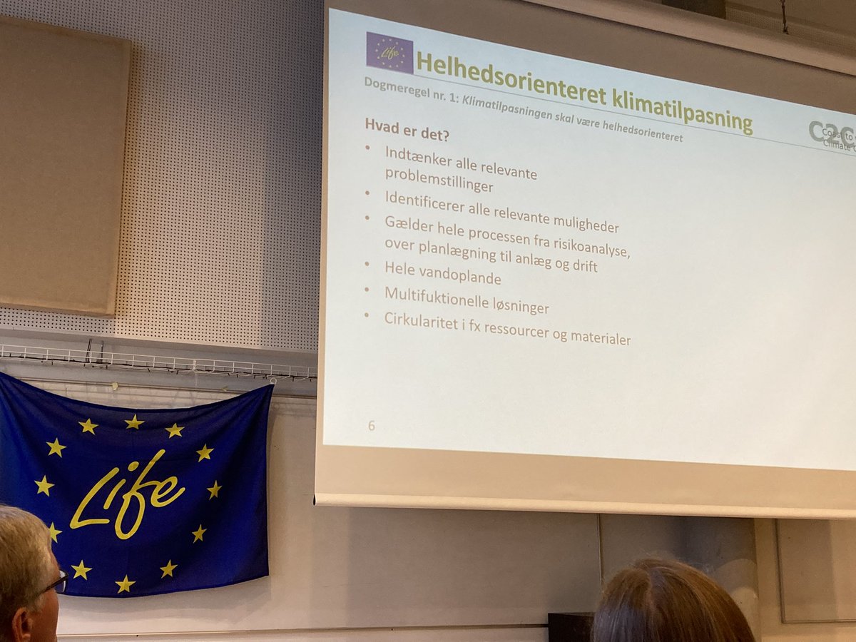 ARCHAEOfelix's tweet image. Jeg er ved #C2CCC afslutningskonferencen, ledt af @RegionalUdvMidt @Region_Midt @DortheSelmer mm - et af resultaterne er vores dogmeregler for klimatilpasning: langsigtet, helhedsorienteret, naturbaseret, tværgående. Stærkt! 💪🌧☀️