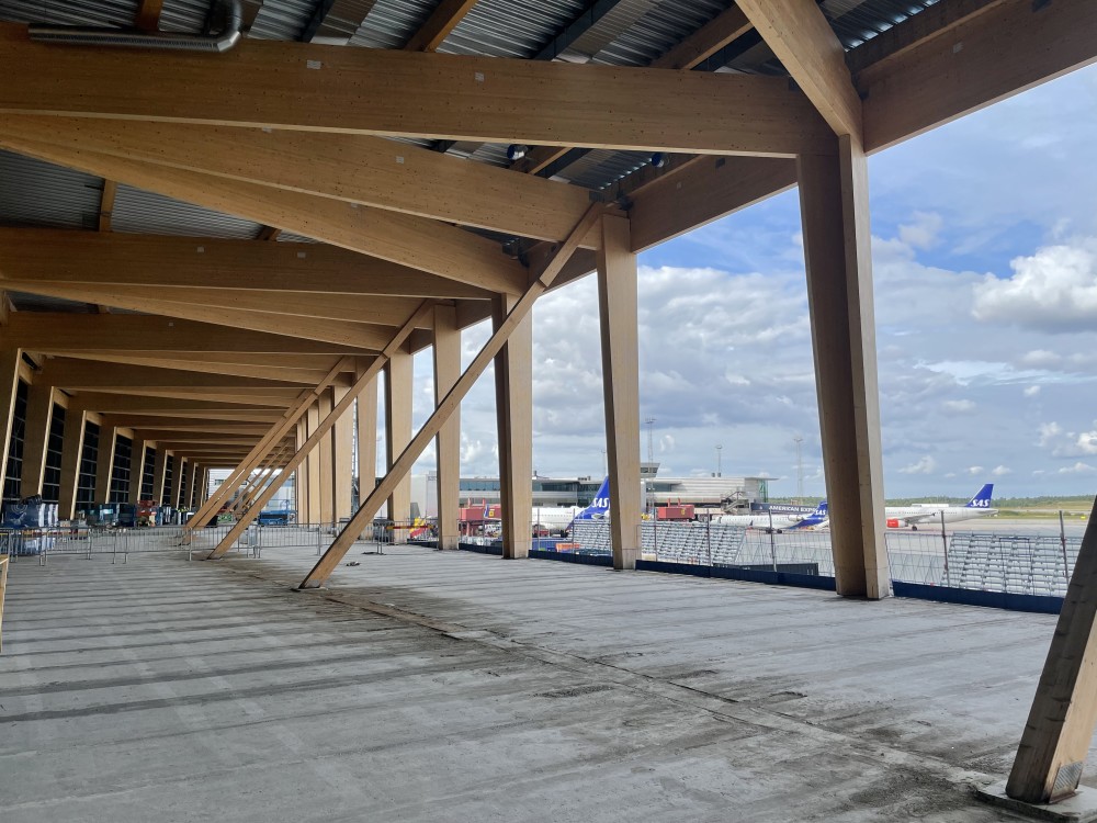 Just nu tar en ny utbyggnad form på Stockholm Arlanda Airports Terminal 5. Den nya verandan med stomme i limträ kommer att bli ett av flygplatsens nya kännetecken och stå klar under 2023. https://t.co/CNz2YZYFxK https://t.co/BJYZPI3uzJ