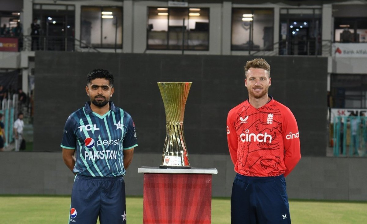 maha_hashmi14's tweet photo. Really excited to see red Jersey's🏴󠁧󠁢󠁥󠁮󠁧󠁿 in our grounds after 17  f***ing years.🏏❤️🤩All the best Babar &amp; boyzzzz 💖👏🇵🇰kill it or  please win it💖🙏
.
.
#PAKvsEng #PakistanZindabad #T20WorldCup2022 #Day1🏏 https://t.co/QXWxlHwCqx