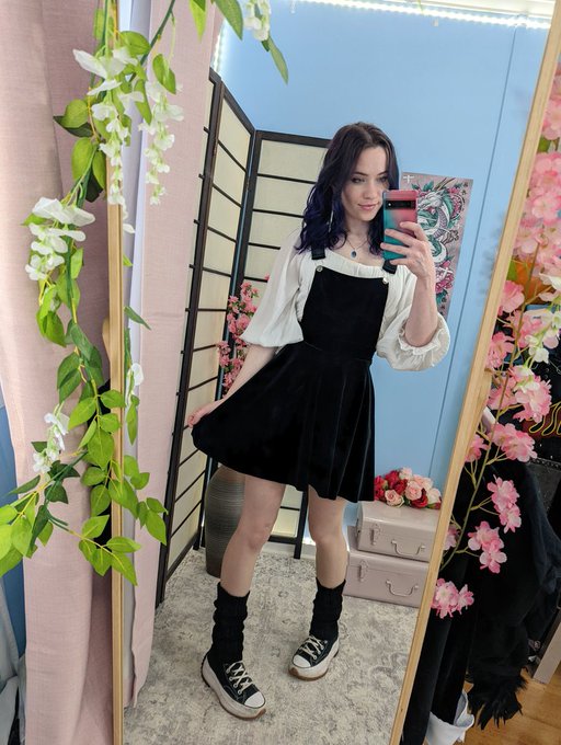 Leg warmer weather ☁️✨ This outfit is soooo cute AH https://t.co/KqP9rz7VL4