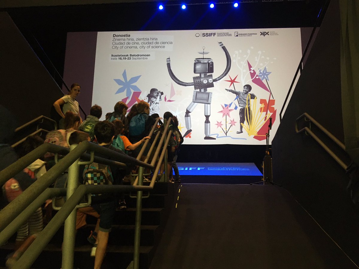 DIPCehu's tweet photo. #IkastetxeakBelodromoan ekitaldiarekin jarraitzen dugu aste honetan zehar ere. Milaka haurrekin batera zinema eta zientzia festa ederraz gozatzeko prest! 📽@sansebastianfes @filmotecavasca #RSAIT @upvehu #TerraWilly #Pepper https://t.co/iSHg4ZT7Hg
