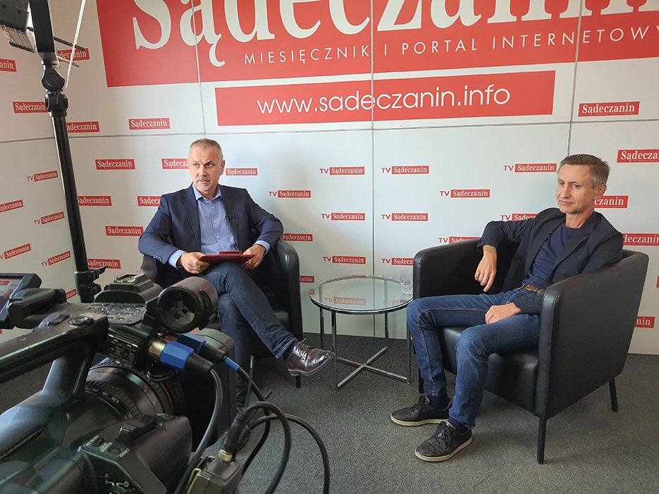 ANSNowySacz's tweet photo. 🧐 Dlaczego kierunek "Public relations i reklama" w PWSZ odpowiada aktualnym potrzebom rynku pracy?
👉Posłuchaj ciekawego wywiadu z prof. dr hab. Grzegorzem Sztwiertnią, w którym zdradza wiele szczegółów.
➡️https://t.co/Aus7n8aUVi

#pwsz #publicrelation #reklama #studia #nowysącz https://t.co/qd8vVkvW8w